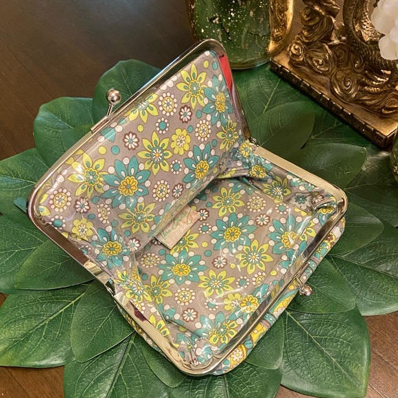 SOLD📍FREE with Purse/Bag Purchase📍Vera Bradley Kiss and Make-up Cosmetics Bag - Picture 4 of 11